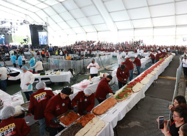 Una torta de 1,5 toneladas conquista un récord Guinness en México Torteros preparando la torta más grande del mundo con récord Guinness en México.
