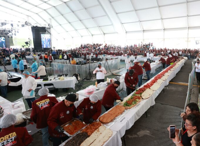 Récord Guinness para la torta más grande en México Torteros preparando la torta más grande del mundo con récord Guinness en México.