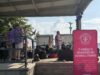Renovación de City Lake Park en Russellville recibe impulso financiero Concierto en vivo "Jam on Sloss Lake" en el escenario de Russellville Alabama con cartel rosa de T-Mobile Hometown Grant.