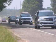 Repavimentación de la Ruta 79 en Tarrant genera cierres Tráfico vehicular circulando por la Carretera 79 en Tarrant durante las obras de repavimentación de ALDOT en Alabama.