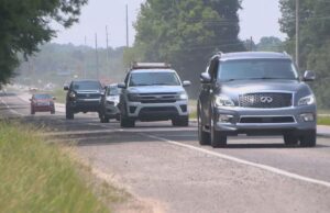 Repavimentación de la Ruta 79 en Tarrant genera cierres Tráfico vehicular circulando por la Carretera 79 en Tarrant durante las obras de repavimentación de ALDOT en Alabama.