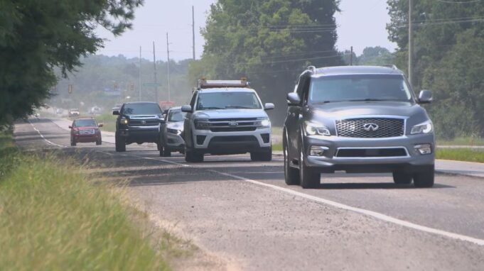 Repavimentación de la Ruta 79 en Tarrant genera cierres Tráfico vehicular circulando por la Carretera 79 en Tarrant durante las obras de repavimentación de ALDOT en Alabama.
