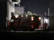 Terremoto en Japón de magnitud 7,1 deja 35 fallecidos Camión de rescate de bomberos en Japón durante las labores nocturnas tras el terremoto de magnitud 7,1.