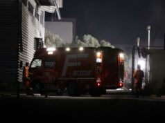 Terremoto en Japón de magnitud 7,1 deja 35 fallecidos Camión de rescate de bomberos en Japón durante las labores nocturnas tras el terremoto de magnitud 7,1.