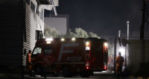 Terremoto en Japón de magnitud 7,1 deja 35 fallecidos Camión de rescate de bomberos en Japón durante las labores nocturnas tras el terremoto de magnitud 7,1.