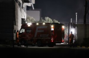 Terremoto en Japón de magnitud 7,1 deja 35 fallecidos Camión de rescate de bomberos en Japón durante las labores nocturnas tras el terremoto de magnitud 7,1.