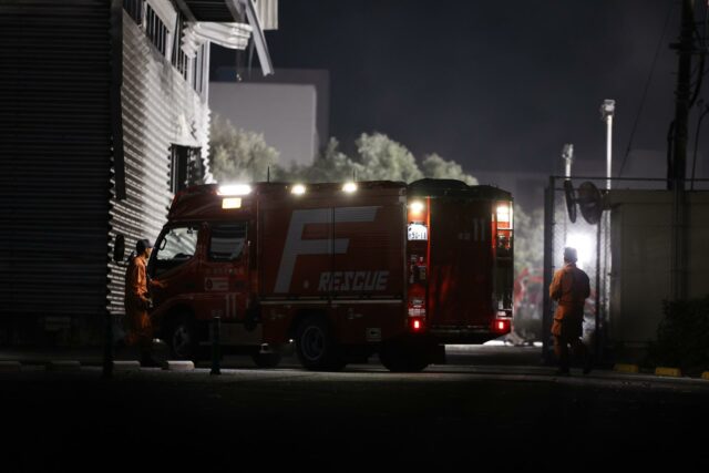 Elevan a 35 los muertos tras el terremoto en Japón mientras sigue la búsqueda de atrapados Camión de rescate de bomberos en Japón durante las labores nocturnas tras el terremoto de magnitud 7,1.