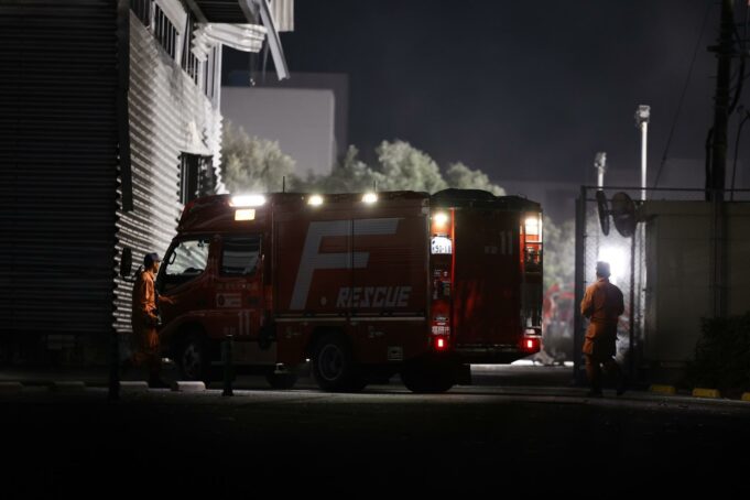 Terremoto en Japón de magnitud 7,1 deja 35 fallecidos Camión de rescate de bomberos en Japón durante las labores nocturnas tras el terremoto de magnitud 7,1.