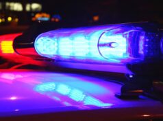 Rescate en el río Tallapoosa salva a dos personas en canoa Luces de emergencia azules y rojas de una patrulla policial durante el operativo de rescate en el condado de Cleburne.