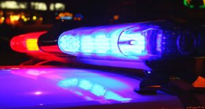 Rescate en el río Tallapoosa salva a dos personas en canoa Luces de emergencia azules y rojas de una patrulla policial durante el operativo de rescate en el condado de Cleburne.
