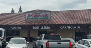 Inmigración en San Diego frena un operativo del ICE Fachada del mercado mexicano en San Diego con el letrero 'Manolo Farmers Market', mostrando carnicería y tortillería bajo el sol.