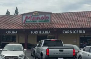 Inmigración en San Diego frena un operativo del ICE Fachada del mercado mexicano en San Diego con el letrero 'Manolo Farmers Market', mostrando carnicería y tortillería bajo el sol.