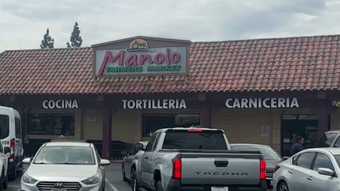 Inmigración en San Diego frena un operativo del ICE Fachada del mercado mexicano en San Diego con el letrero 'Manolo Farmers Market', mostrando carnicería y tortillería bajo el sol.