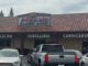 Inmigración en San Diego frena un operativo del ICE Fachada del mercado mexicano en San Diego con el letrero 'Manolo Farmers Market', mostrando carnicería y tortillería bajo el sol.
