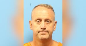 Arrestado director de Yea Alabama en operativo policial Ficha policial de Robert Aaron Suttles tras su arresto en una operación de trata de personas.