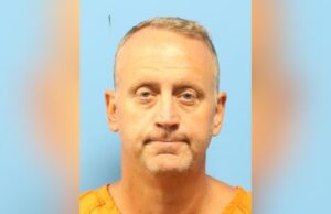 Arrestado director de Yea Alabama en operativo policial Ficha policial de Robert Aaron Suttles tras su arresto en una operación de trata de personas.