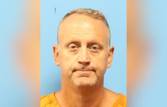 Arrestado director de Yea Alabama en operativo policial Ficha policial de Robert Aaron Suttles tras su arresto en una operación de trata de personas.