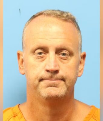 Arrestado director de Yea Alabama en operativo policial Ficha policial de Robert Aaron Suttles tras su arresto en una operación de trata de personas.