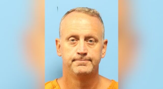 Arrestado director de Yea Alabama en operativo policial Ficha policial de Robert Aaron Suttles tras su arresto en una operación de trata de personas.