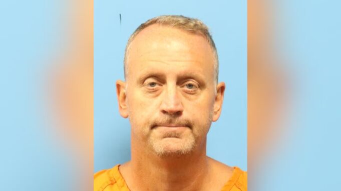Arrestado director de Yea Alabama en operativo policial Ficha policial de Robert Aaron Suttles tras su arresto en una operación de trata de personas.