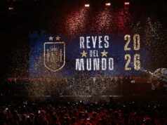 Selección española celebra en Madrid su segundo Mundial La selección española de fútbol festejando bajo confeti con la pantalla 'Reyes del Mundo 2026'.