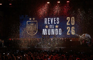 Selección española celebra en Madrid su segundo Mundial La selección española de fútbol festejando bajo confeti con la pantalla 'Reyes del Mundo 2026'.