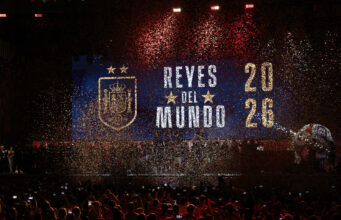 Selección española celebra en Madrid su segundo Mundial La selección española de fútbol festejando bajo confeti con la pantalla 'Reyes del Mundo 2026'.