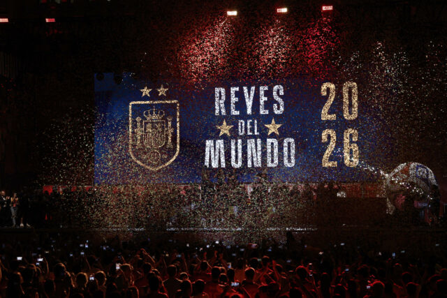 Selección española celebra en Madrid su segundo Mundial La selección española de fútbol festejando bajo confeti con la pantalla 'Reyes del Mundo 2026'.