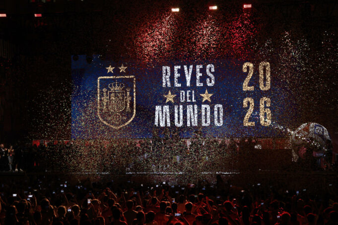 Selección española celebra en Madrid su segundo Mundial La selección española de fútbol festejando bajo confeti con la pantalla 'Reyes del Mundo 2026'.