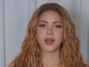 Shakira donará 500 mil dólares para la educación en Venezuela Shakira con vestido verde y cabello rizado anuncia ayuda de la FIFA para la educación en Venezuela.