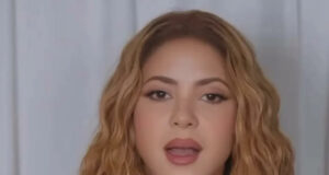 Shakira donará 500 mil dólares para la educación en Venezuela Shakira con vestido verde y cabello rizado anuncia ayuda de la FIFA para la educación en Venezuela.