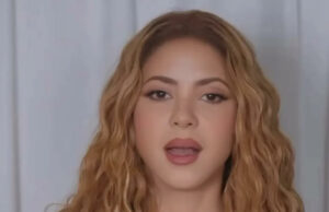 Shakira donará 500 mil dólares para la educación en Venezuela Shakira con vestido verde y cabello rizado anuncia ayuda de la FIFA para la educación en Venezuela.