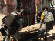 Sismo de 7.4 sacude Chiapas y activa protocolos de emergencia Elementos de la Guardia Nacional de México remueven una estructura de concreto tras el sismo de 7.4 en Chiapas.