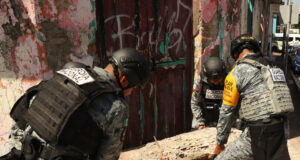 Sismo de 7.4 sacude Chiapas y activa protocolos de emergencia Elementos de la Guardia Nacional de México remueven una estructura de concreto tras el sismo de 7.4 en Chiapas.