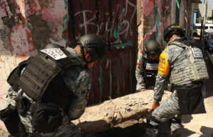 Sismo de 7.4 sacude Chiapas y activa protocolos de emergencia Elementos de la Guardia Nacional de México remueven una estructura de concreto tras el sismo de 7.4 en Chiapas.