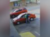 Policía de Dora busca sospechoso por robo de vehículo Sospechoso abriendo la puerta de un Toyota Corolla rojo en Dora durante la investigación por vehículo robado.