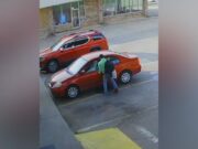 Policía de Dora busca sospechoso por robo de vehículo Sospechoso abriendo la puerta de un Toyota Corolla rojo en Dora durante la investigación por vehículo robado.