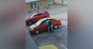 Policía de Dora busca sospechoso por robo de vehículo Sospechoso abriendo la puerta de un Toyota Corolla rojo en Dora durante la investigación por vehículo robado.