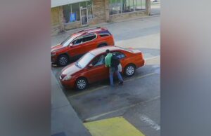 Policía de Dora busca sospechoso por robo de vehículo Sospechoso abriendo la puerta de un Toyota Corolla rojo en Dora durante la investigación por vehículo robado.