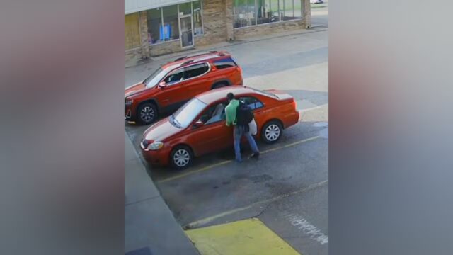 Sospechoso abriendo la puerta de un Toyota Corolla rojo en Dora durante la investigación por vehículo robado.