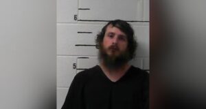 Alabama procesa a hombre por secuestro y robo armado Ficha policial de Stevie Earl Harris, acusado en Alabama de robo con violencia e intento de secuestro.