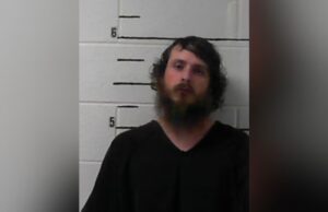 Alabama procesa a hombre por secuestro y robo armado Ficha policial de Stevie Earl Harris, acusado en Alabama de robo con violencia e intento de secuestro.