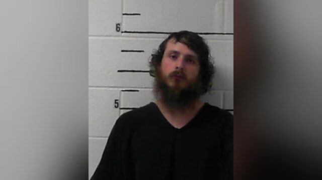 Ficha policial de Stevie Earl Harris, acusado en Alabama de robo con violencia e intento de secuestro.