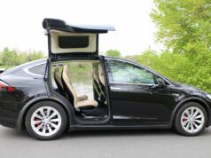 Precios de autos usados eléctricos suben en el mercado Tesla Model X negro con puertas Falcon desplegadas, auto usado eléctrico que encabeza la subida de precios.