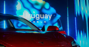 Tesla llega a Uruguay para expandir la movilidad eléctrica Un automóvil eléctrico Tesla color rojo durante la presentación oficial de la marca en Uruguay.