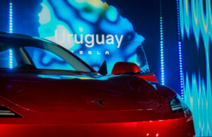 Tesla llega a Uruguay para expandir la movilidad eléctrica Un automóvil eléctrico Tesla color rojo durante la presentación oficial de la marca en Uruguay.