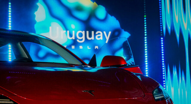 Tesla llega a Uruguay para expandir la movilidad eléctrica Un automóvil eléctrico Tesla color rojo durante la presentación oficial de la marca en Uruguay.
