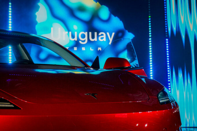 Tesla llega a Uruguay para expandir la movilidad eléctrica Un automóvil eléctrico Tesla color rojo durante la presentación oficial de la marca en Uruguay.