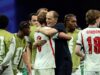 Inglaterra, Bélgica y EE. UU. sufren para ir a octavos El técnico Thomas Tuchel sonríe y abraza al delantero Harry Kane tras un partido de fútbol de Inglaterra.