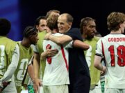 Inglaterra, Bélgica y EE. UU. sufren para ir a octavos El técnico Thomas Tuchel sonríe y abraza al delantero Harry Kane tras un partido de fútbol de Inglaterra.